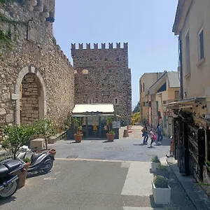 khalisa-grazioso-appartamento-a-taormina.taorminaitalyhotels.com/